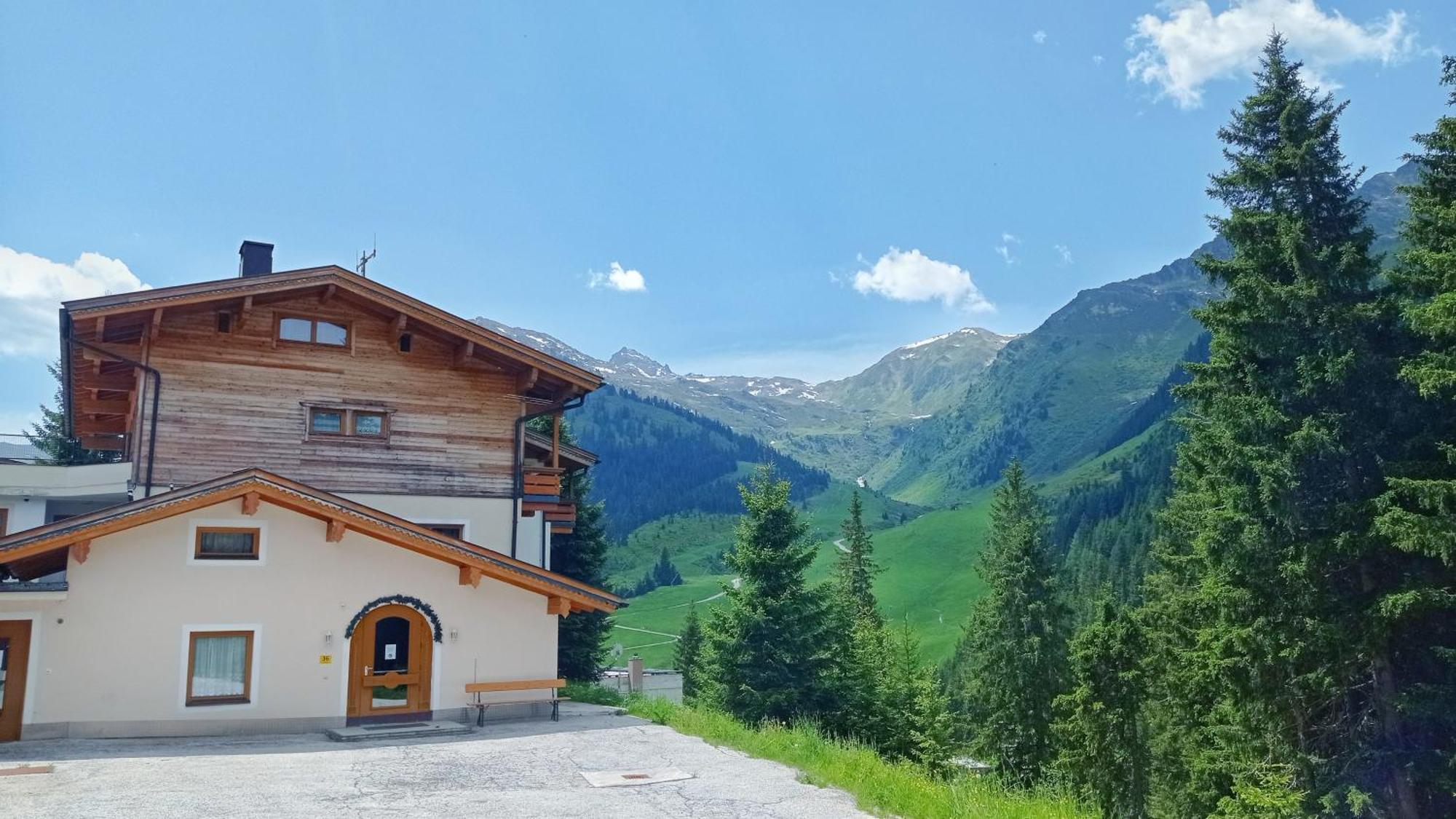 Haus Martina Im Skigebiet - Ohne Verpflegung Hotel Hochfugen Exterior photo